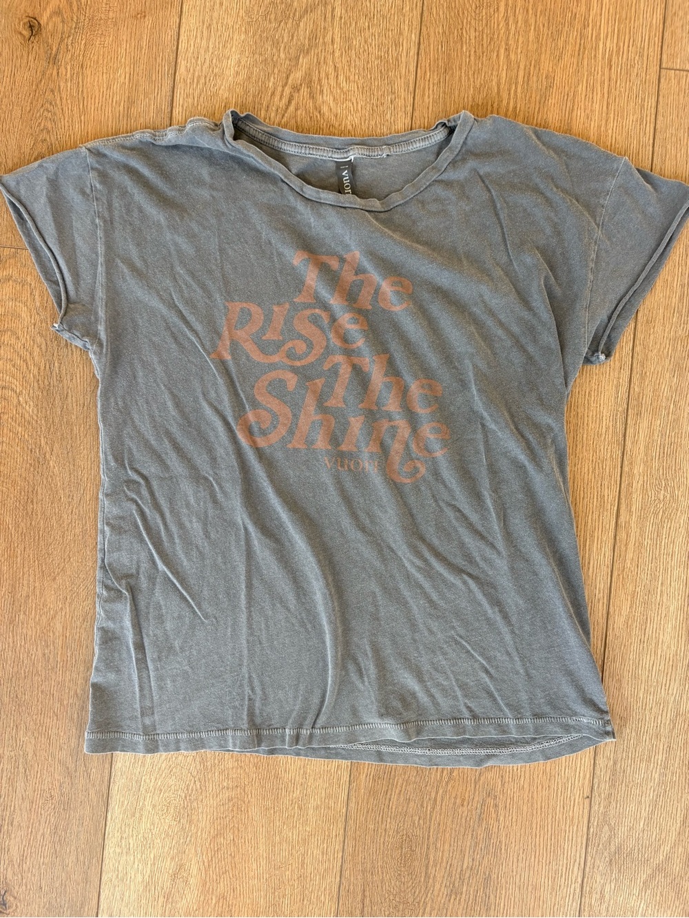 Vuori Women's Short Sleeve Tee in Grey with Rust Graphic